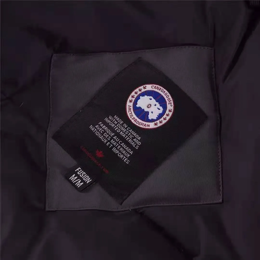 P780 with dust bag) Canada Goose Canada Goose #Chilliwack 7999M bomber jacket short down jacket ➖ Genuine synchronous anti-counterfeiting chip sensor! ➖ Imported 21-count polyester-cotton blended original fabric [last year’s 16-count/18-count hard fabrics have been completely eliminated, this year all use 21-count genuine synchronous fabrics, the soft mid-strap feels delicate and textured], genuine synchronous Feather-Light 10D waterproof coating fabric, made of 84.5 polyester fiber and 15.5 cotton, 100% the best feel in the entire network! ➖ The genuine official website is synchronized with the national standard 80 white duck down, you can check the official website customer service, there will never be a series of misleading claims such as 90 down or goose down! ➖ Using the best nylon lining with double double-layer sealing design, velvet-proof No. 7 needle + grid-filled down ready-made garments, there is 100% no so-called velvet running! ➖ The cuffs are designed with thickened seamless threads, and the collar and pockets are lined with top-quality polar fleece to keep you warm and comfortable! ➖ Yoshida YKK provides original custom-made electroplated sliders. YKK two-way lockable zippers are tight and smooth and will not peel off paint! ➖ 3M composite guarantees that the Velcro is the same as the original, durable, and all accessories and hardware are custom-made! ➖ Imported BEHRINGER embroidery machine to customize the 10,000-needle embroidery logo, 98% of which can be reproduced to restore the original logo. You can check and compare on the official website! 01 models for men and women SIZE: XS S M L XL XXL